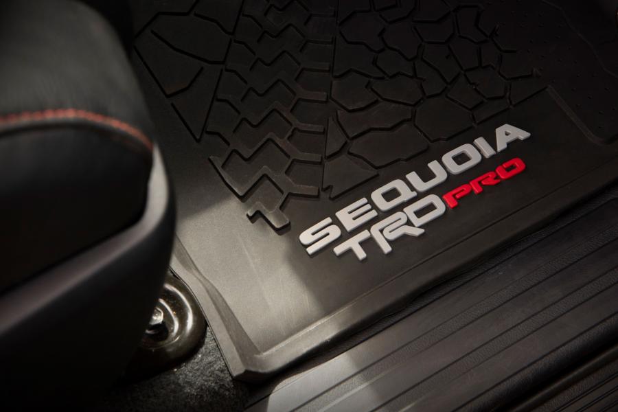 Детали интерьера Toyota Sequoia TRD Pro 2019 года  (фото 19 из 42)